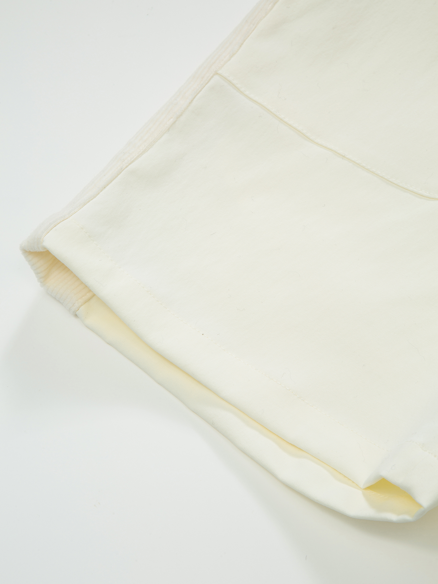 Romsdalseggen Cord Shorts  Snow White