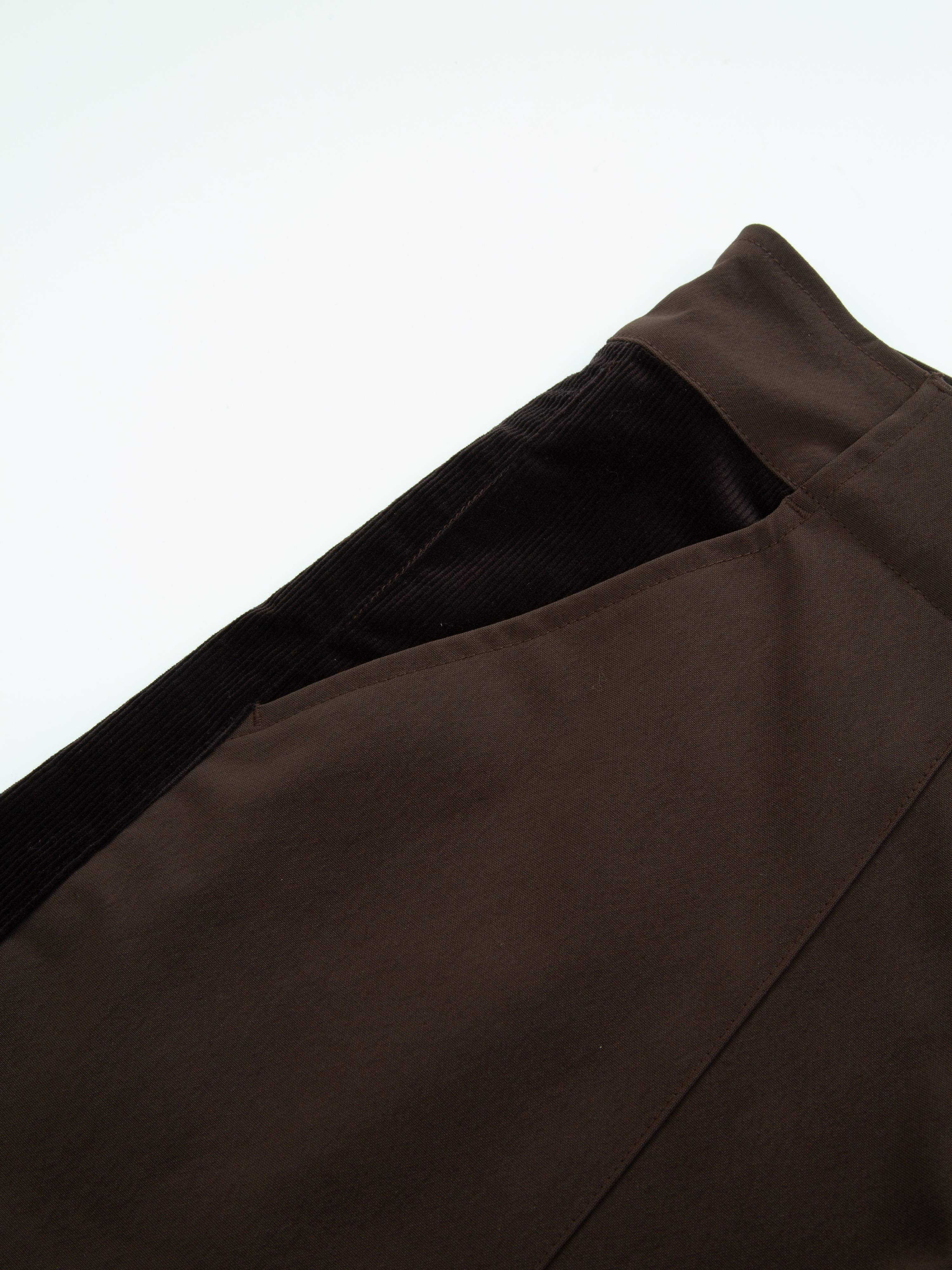 Romsdalseggen Cord Shorts  Hot Fudge