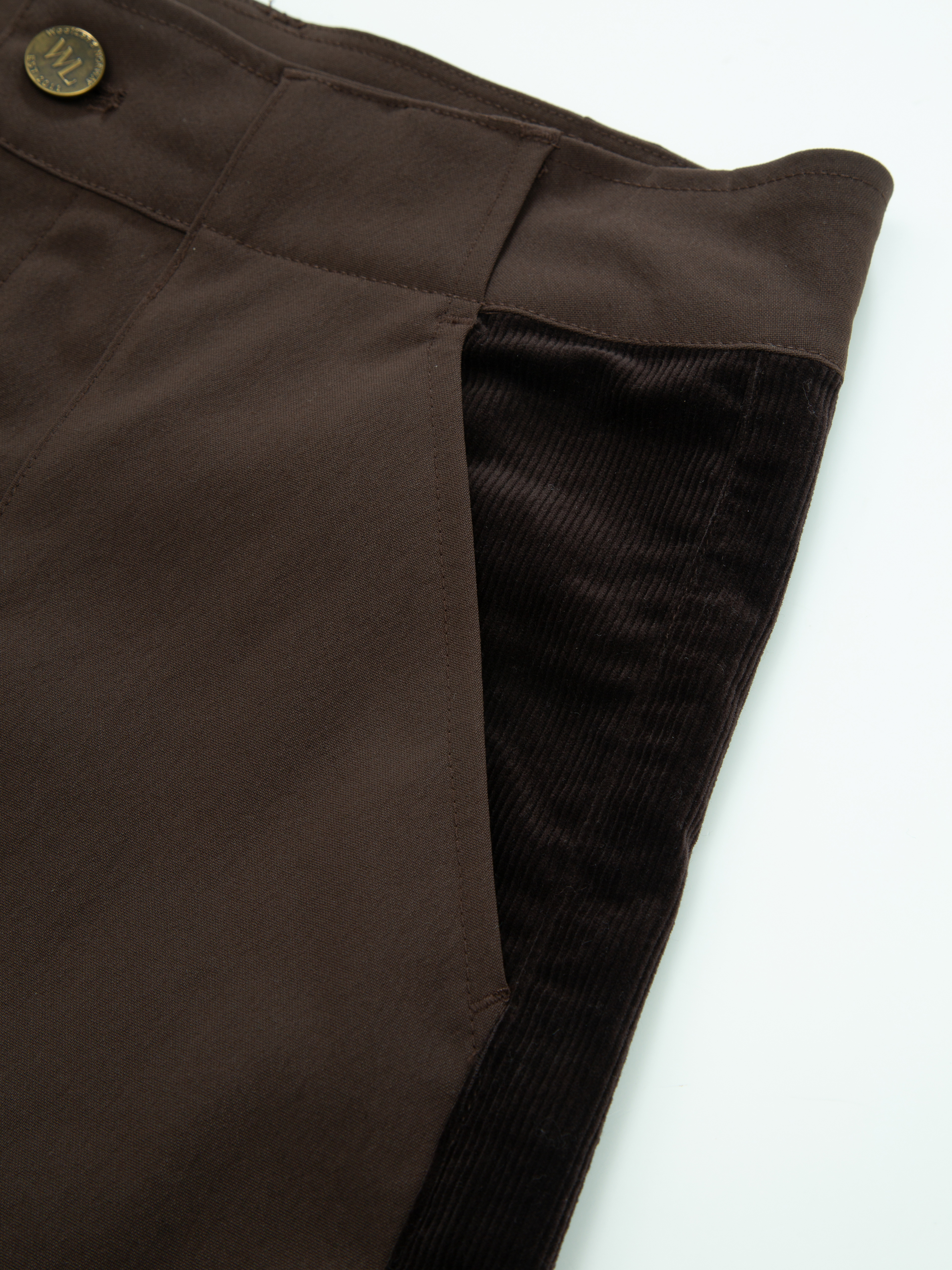 Romsdalseggen Cord Shorts  Hot Fudge